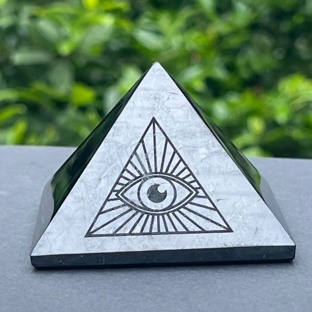 Полирана шунгитова пирамида ALL SEEING EYE 7 СМ