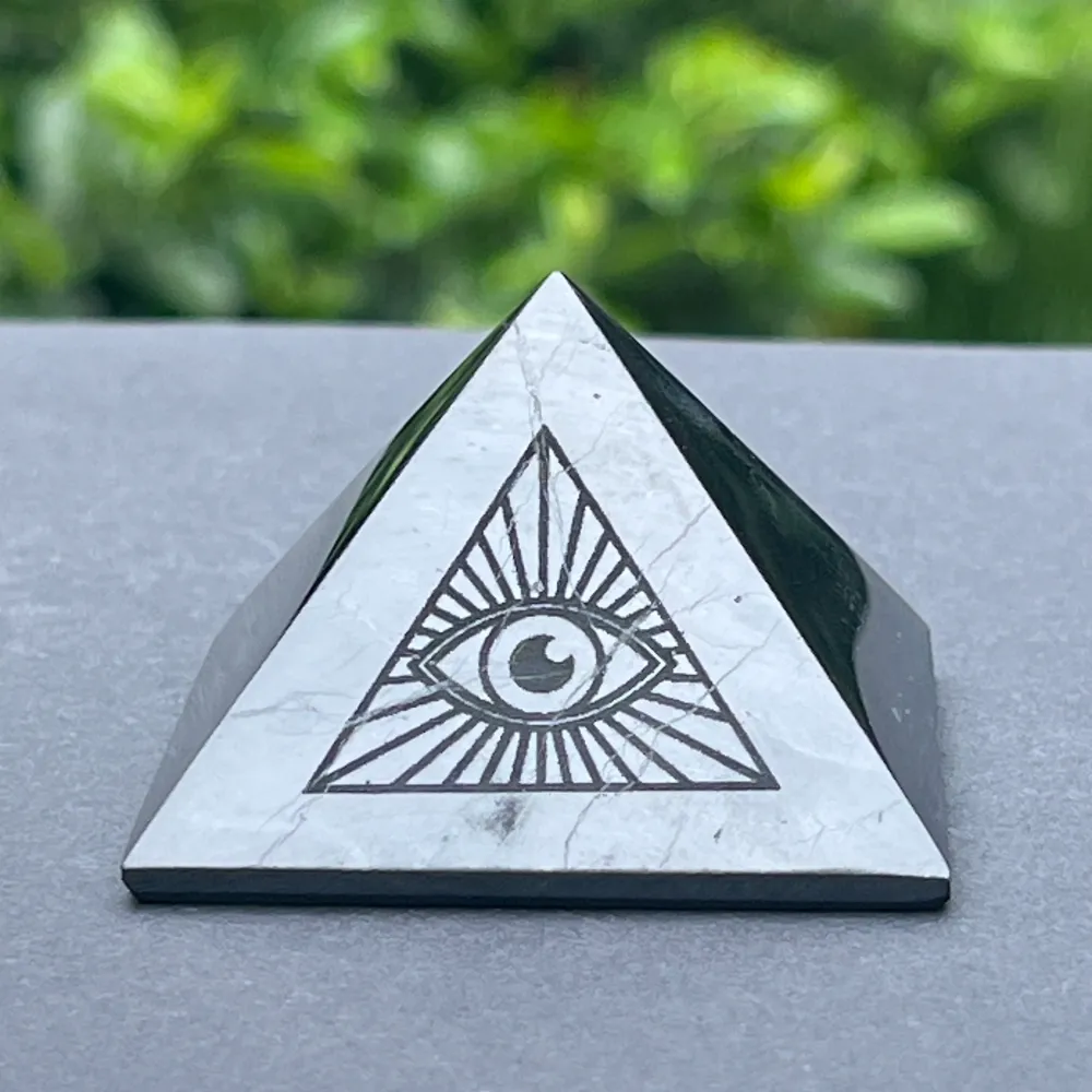 Полирана шунгитова пирамида ALL SEEING EYE 5 CM