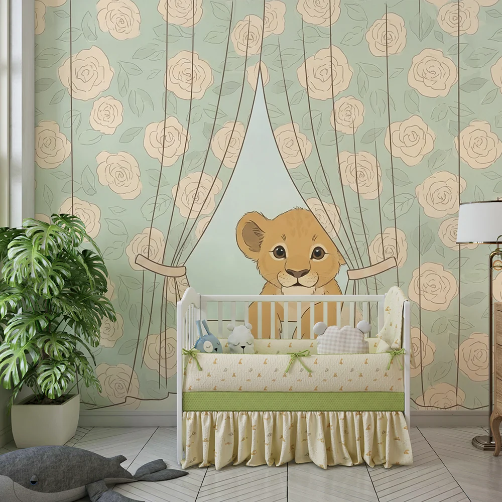 Papel de parede quarto bebê | Лъвче, любопитно зад цветни завеси