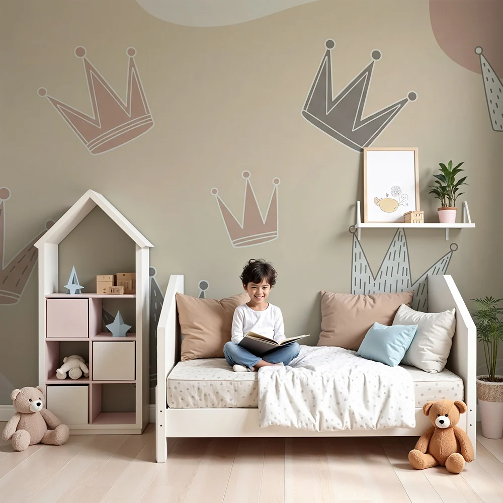 Papel de parede quarto bebê | Coroas delicadas em um fundo suave e pastel