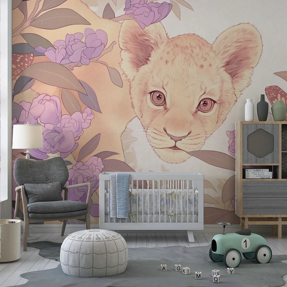 Papel de parede quarto bebê | Curioso leãozinho entre flores roxas e borboletas