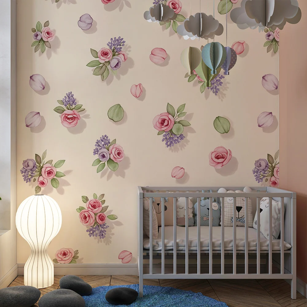 Papel de parede quarto bebê | Delicadas flores e rosas em fundo creme