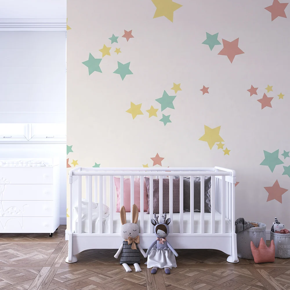 Papel de parede quarto bebê | Estrelas coloridas em fundo bege