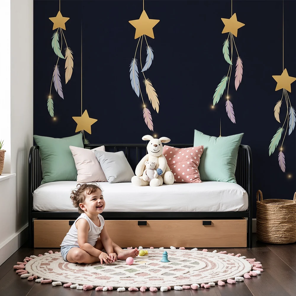 Papel de parede quarto bebê | Estrelas douradas e penas pastel em fundo noturno